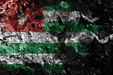Abhazya dumanlı mistik bayrağı eski kirli duvar arka plan üzerinde