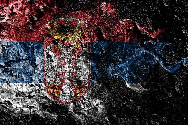 오래 된 더러운 벽 배경에 세르비아 스모키 신비한 국기 — 스톡 사진