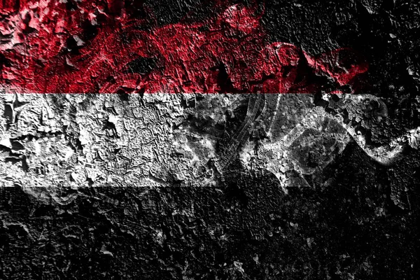 Jemen füstös misztikus zászlót a régi piszkos fal háttér — Stock Fotó