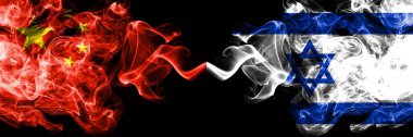 Çin vs İsrail, İsrail bayrakları yan yana yerleştirilmiş duman. Kalın ipeksi duman bayrak Çin ve İsrail, İsrail, renkli
