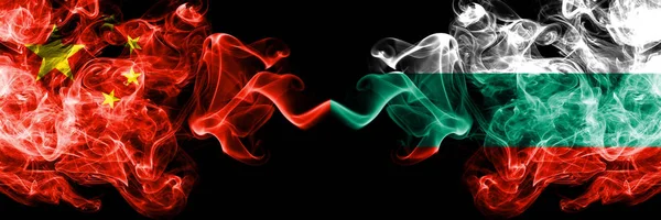 中国 vs 保加利亚, 保加利亚的烟旗并排放置。厚彩色的中国和保加利亚的丝质烟旗, 保加利亚 — 图库照片