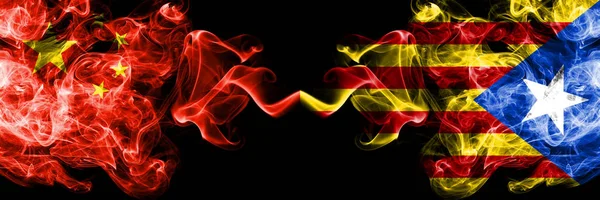 China vs Catalunha, Espanha bandeiras de fumaça colocadas lado a lado. Bandeiras de fumo sedoso de cor grossa da China e Catalunha, Espanha — Fotografia de Stock