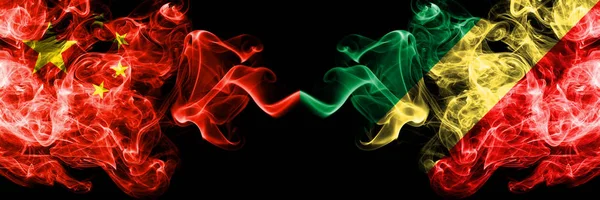 Kína vs Kongó, Kongói füst zászlók egymás mellé. Vastag színes füst zászlói selymes kínai és Kongó, Kongói — Stock Fotó