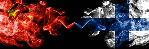 Kina vs Finland, finska rök flaggor placerade sida vid sida. Tjocka färgade silkes len rök flaggor av kinesiska och Finland, finska — Stockfoto