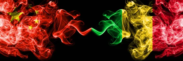 Kiina vs Malin savu liput sijoitetaan vierekkäin. Paksu värillinen silkkinen savu liput Kiinan ja Malin — kuvapankkivalokuva