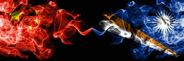 Kina vs Marshall öarna rök flaggor placeras sida vid sida. Tjocka färgade silkes len rök flaggor av kinesiska och Marshall öarna — Stockfoto
