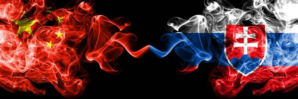 Kina vs Slovakien, slovakiska röker flaggor placeras sida vid sida. Tjock färgad silkeslen rök flaggor av kinesiska och Slovakien, slovakiska — Stockfoto