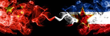 Çin vs Yugoslavya duman bayrakları yan yana yerleştirilmiş. Çince ve Yugoslavya ipeksi duman bayrakları renkli kalın
