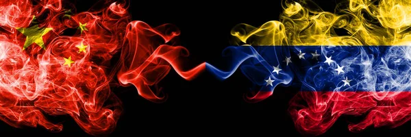 Kína vs Venezuela, venezuelai füst zászlók egymás mellé. Vastag színes füst zászlói selymes kínai és Venezuela, venezuelai — Stock Fotó