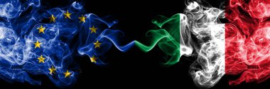 Avrupa Birliği vs Italya, yan yana yerleştirilen Italyan duman bayrakları. AB ve Italya, Italyan kalın renkli ipeksi duman bayrakları