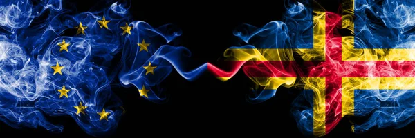 Vlajky Evropské unie vs Aland s kouřovým vlasem umístěnými bok po boku. Hustý barevný hedvábný kouřový praporky EU a Aland — Stock fotografie