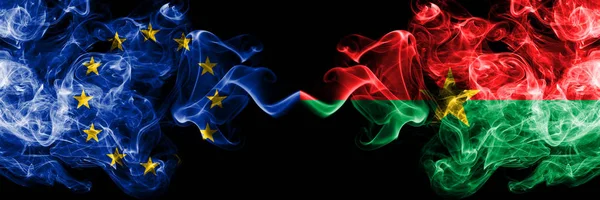 Ευρωπαϊκή Ένωση vs Μπούρκινα Φάσο καπνίζουν σημαίες τοποθετημένες δίπλα-δίπλα. Παχύ χρώμα μεταξένια σημαίες της ΕΕ και της Μπουρκίνα Φάσο — Φωτογραφία Αρχείου