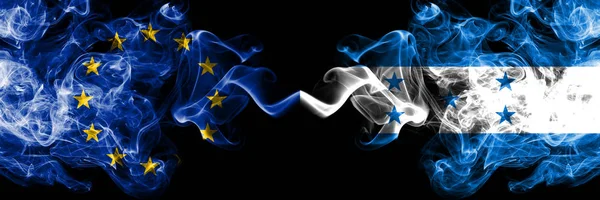 Unión Europea vs Honduras, banderas de humo hondureñas colocadas lado a lado. Banderas de humo sedoso de color grueso de la UE y Honduras, Honduras — Foto de Stock