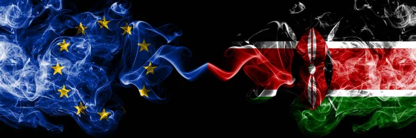 Evropská unie vs. Keňa, keňské kouřové vlajky umístěné vedle sebe. Hustě zbarvené hedvábné kouřové vlajky EU a Keni, Keyan — Stock fotografie