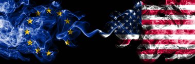 Avrupa Birliği vs Amerika Birleşik Devletleri, yan yana yerleştirilen Amerikan duman bayrakları. AB ve Amerika Birleşik Devletleri kalın renkli ipeksi duman bayrakları, Amerikan