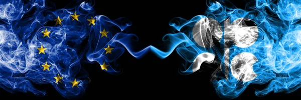 Europeiska unionen vs OPEC rök flaggor placeras sida vid sida. Tjocka färgade silkes len rök flaggor av EU och OPEC — Stockfoto