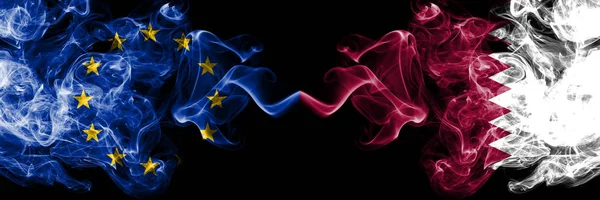 Europeiska unionen mot Qatar, Qatari rök flaggor placerade sida vid sida. Tjocka färgade silkes len rök flaggor i EU och Qatar, Qatari — Stockfoto