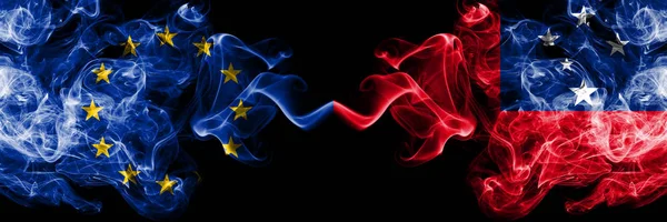 Europeiska unionen vs Samoa, Samoiska rök flaggor placeras sida vid sida. Tjocka färgade silkes len rök flaggor i EU och Samoa, Samoan — Stockfoto