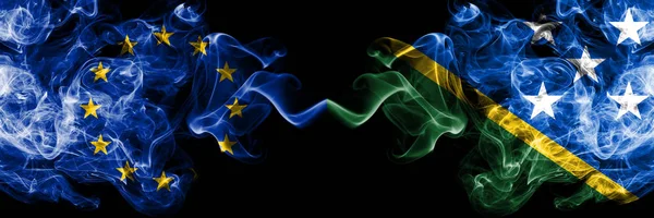 União Europeia vs Ilhas Salomão fumam bandeiras colocadas lado a lado. Bandeiras de fumo sedoso de cor grossa da UE e Ilhas Salomão — Fotografia de Stock