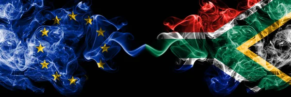 Evropské unie vs. Jižní Afrika, africké kouřové vlajky umístěné bok po boku. Husté barevné kouřové vlajky EU a Jižní Afriky, africké — Stock fotografie