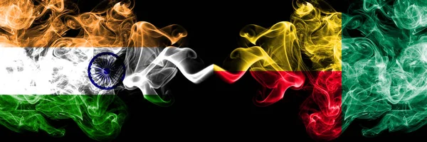 India VS Benin, Beninese rook vlaggen naast elkaar geplaatst. Dikke gekleurde zijdeachtige rook vlaggen van Indisch en Benin, Beninese — Stockfoto