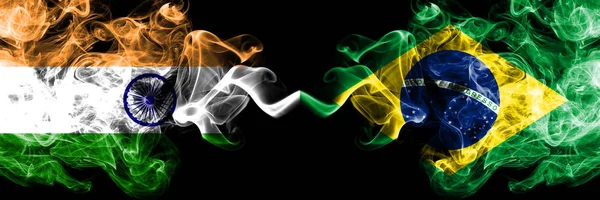 India vs Brasile, bandiere fumogene brasiliane affiancate. Bandiere di fumo di seta di colore spesso di India e Brasile, Brasile — Foto Stock