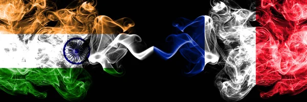Inde vs France, drapeaux de fumée français placés côte à côte. Drapeaux de fumée soyeux de couleur épaisse de l'Inde et de la France, Français — Photo