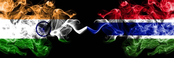 Ινδία vs Γκάμπια, Gambian καπνού σημαίες τοποθετούνται δίπλα-δίπλα. Παχύ χρώμα μεταξένια σημαίες των Ινδιάνων και Γκάμπια, Γκαλάσι — Φωτογραφία Αρχείου