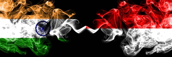 India vs Indonesia, banderas de humo de Indonesia colocadas una al lado de la otra. Banderas de humo sedoso de color grueso de la India e Indonesia, Indonesia —  Fotos de Stock