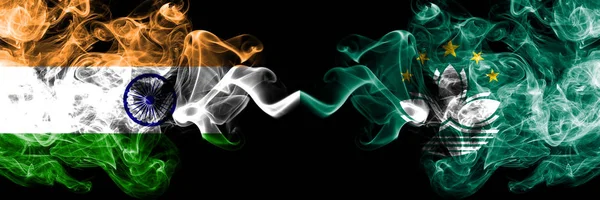 Inde vs Macao, Chine drapeaux de fumée placés côte à côte. Drapeaux de fumée soyeuse de couleur épaisse de l'Inde et Macao, Chine — Photo