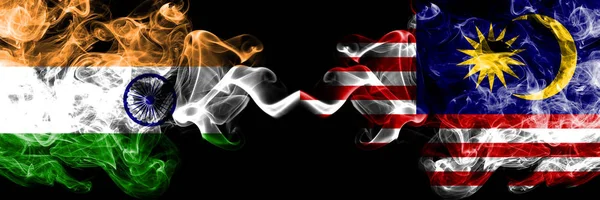 Индия против Малайзии, малайзийские дымовые флаги, размещенные бок о бок. Толстые цветные шелковистые дымовые флаги Индии и Малайзии, Малайзии — стоковое фото