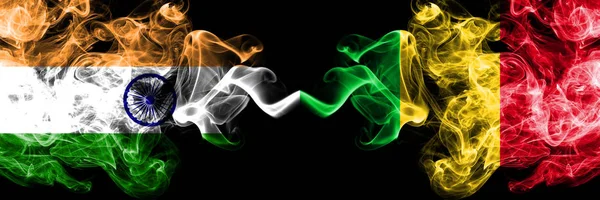 Indien vs Mali rök flaggor placeras sida vid sida. Tjocka färgade silkes len rök flaggor indiska och Mali — Stockfoto
