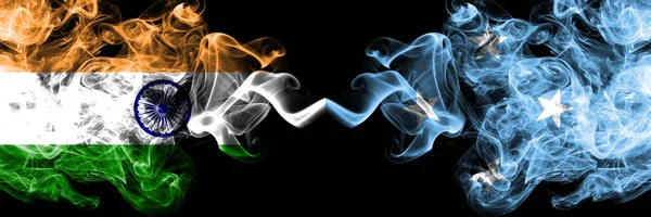 India VS Micronesië, Micronesian rook vlaggen naast elkaar geplaatst. Dikke gekleurde zijdeachtige rook vlaggen van de Indiase en Micronesië, Micronesië — Stockfoto