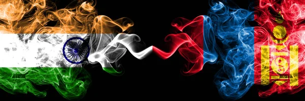 印度对蒙古, 蒙古的烟旗并排放置。印度和蒙古、蒙古厚彩色的丝质烟旗 — 图库照片