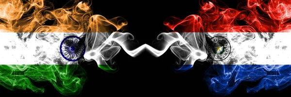 India VS Paraguay, Paraguay rook vlaggen naast elkaar geplaatst. Dikke gekleurde zijdeachtige rook vlaggen van Indisch en Paraguay, Paraguay — Stockfoto