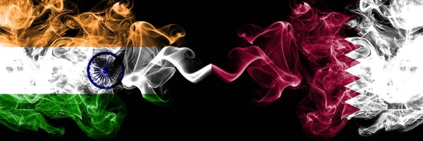 India VS Qatar, Qatari rook vlaggen naast elkaar geplaatst. Dikke gekleurde zijdeachtige rook vlaggen van Indisch en Qatar, Qatari — Stockfoto