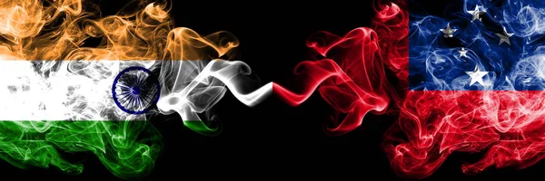 Hindistan vs Samoa, Samoan duman bayrakları yan yana yerleştirilir. Hint ve Samoa, Samoan kalın renkli ipeksi duman bayrakları — Stok fotoğraf