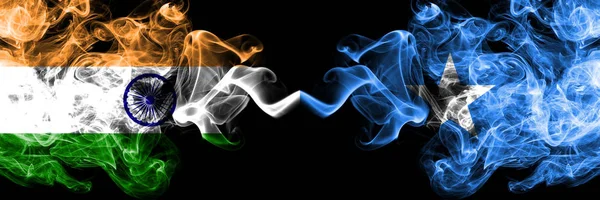 Hindistan vs Somali, Somalian duman bayrakları yan yana yerleştirilir. Hint ve Somali, Somalian kalın renkli ipeksi duman bayrakları — Stok fotoğraf