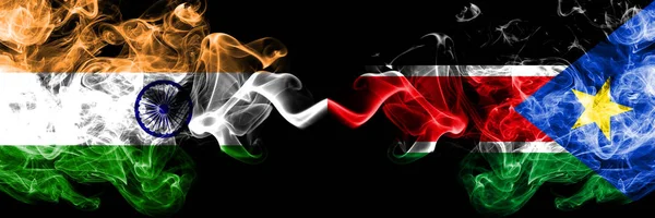 Intia vs Etelä-Sudan savu liput vierekkäin. Paksu värillinen silkkinen savu liput Intian ja Etelä-Sudanin — kuvapankkivalokuva
