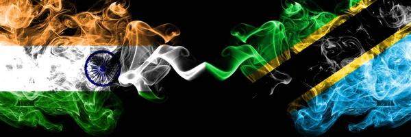 Indie vs. Tanzanie, Tanzské kouřové vlajky. Hustě zbarvené hedvábné kouřové vlajky indiánské a tanzanské — Stock fotografie