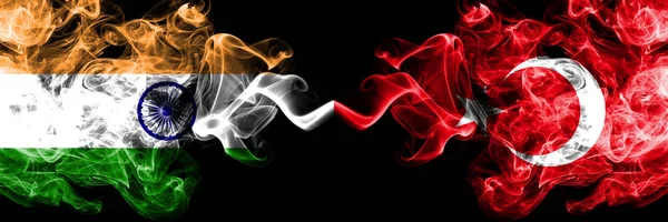 Inde vs Turquie, drapeaux de fumée turcs placés côte à côte. Drapeaux de fumée soyeux de couleur épaisse de l'Inde et de la Turquie, Turquie — Photo