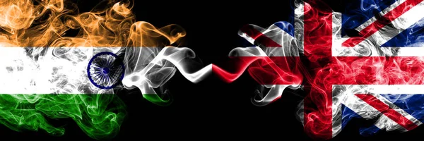 India vs Reino Unido, banderas británicas colocadas una al lado de la otra. Banderas de humo sedoso de color grueso de la India y el Reino Unido, británico — Foto de Stock