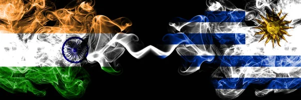 India vs Uruguay, banderas uruguayas colocadas una al lado de la otra. Banderas de humo sedoso de color grueso de la India y Uruguay, Uruguay — Foto de Stock