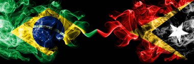 Brezilya vs Doğu Timor duman bayrakları yan yana yerleştirilir. Brezilya ve Doğu Timor kalın renkli ipeksi duman bayrakları