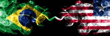 Brezilya vs Liberia, Liberya duman bayrakları yan yana yerleştirilir. Brezilyalı ve Liberya, kalın renkli ipeksi duman bayrakları
