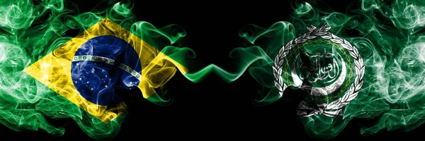 Brazílie vs kouřové vlajky Arabské ligy umístěné vedle sebe. Husté barevné kouřové vlajky brazilské a Arabské ligy — Stock fotografie