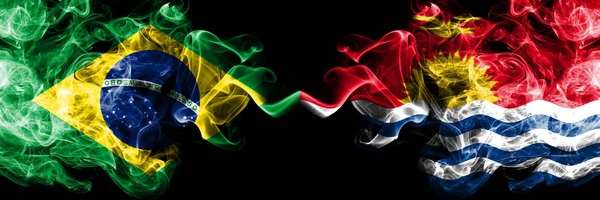 Бразилія проти Кірибаті дим прапори розміщені пліч-о-пліч. Товсті кольорові Шовковистий дим прапори бразильського і Кірибаті — стокове фото