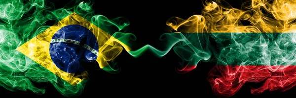 Brésil vs Lituanie, drapeaux de fumée lituaniens placés côte à côte. Drapeaux de fumée soyeuse de couleur épaisse du Brésil et de la Lituanie, lituanienne — Photo