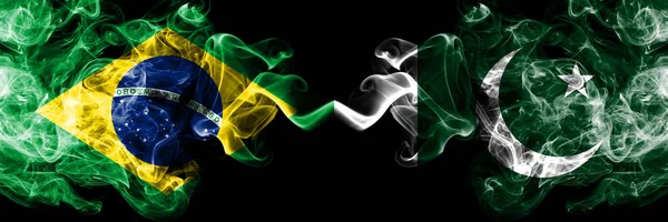 Brasil vs Paquistão, bandeiras de fumaça paquistanesas colocadas lado a lado. Bandeiras de fumaça sedosa coloridas grossas do Brasil e do Paquistão, paquistanesas — Fotografia de Stock