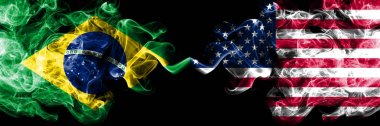 Brezilya vs Amerika Birleşik Devletleri, Amerikan duman bayrakları yan yana yerleştirilir. Brezilya ve Amerika Birleşik Devletleri kalın renkli ipeksi duman bayrakları, Amerikan